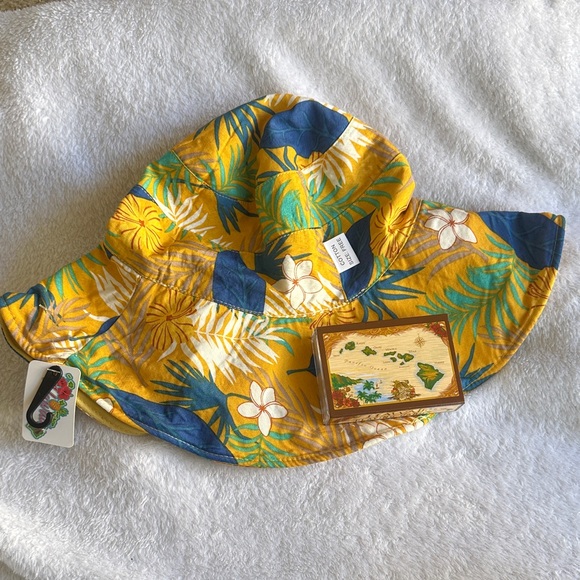 Accessories - Hawaiian Bucket Hat and Hawaiian Islands Playing Cards Bundle
